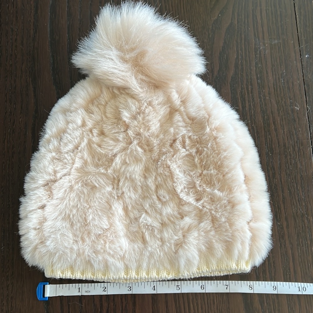 Fuzzy winter hat with pom pom - Picture 3 of 6